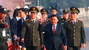 Постоянный член Секретариата Чан Кам Ту принимает участие в церемонии выдвижения сил и учениях по отработке плана обеспечения безопасности и общественного порядка в ходе XIV Всевьетнамского партийного съезда КПВ. (Фото: ВИА)