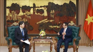 Премьер-министр Фам Минь Тьинь принял г-на Хаяси Ёсимасу, министра внутренних дел и коммуникаций Японии. (Фото: ВИА)