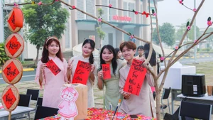 Студенты Вьетнамско-японского университета с энтузиазмом участвуют в программе «Вьетнамско-японский Тэт – 2026».