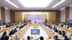 Премьер-министр Фам Минь Тьинь провёл онлайн-конференцию с послами и главами представительств Вьетнама за рубежом по подведению итогов экономической дипломатии. (Фото: ВИА)