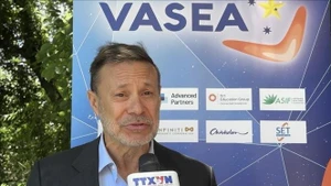 Эндрю Голедзиновски отвечает на вопросы корреспондента ВИА в Австралиию (Фото: ВИА)