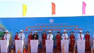 Делегаты проводят церемонию запуска проекта переселения и повторного расселения для АЭС «Ниньтхуан-1». (Фото: ВИА)