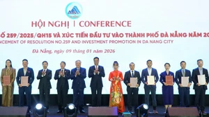 Вручение сертификатов членства Международного финансового центра Вьетнама в городе Дананг. (Фото: ВИА)