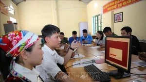 Жители деревни Шонха общины Батсат провинции Лаокай осваивают подачу заявлений в онлайн-формате через портал государственных услуг. (Фото: ВИА)