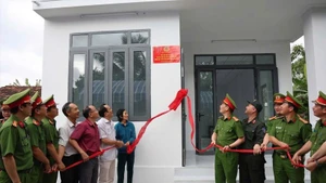 Полиция провинции Кханьхоа передаёт жильё жителям, пострадавшим от наводнения. (Фото: ВИА)