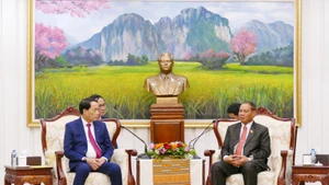 Генерал полиции Вилай Лакхамфонг, член Политбюро, постоянный член Секретариата ЦК НРПЛ (справа) принимает генерал-полковника Ле Куок Хунга, члена ЦК КПВ, заместителя министра общественной безопасности Вьетнама, прибывшего с поздравлениями. (Фото: ВИА)