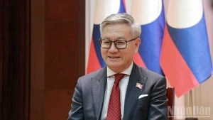 Министр иностранных дел Лаоса Тхонгсаван Фомвихан отвечает на вопросы постоянного корреспондента газеты «Нянзан» в Лаосе. (Фото: Зюи Тоан)