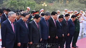 Делегация руководителей Партии и Государства во главе с Генеральным секретарём То Ламом возложила венок к Мемориалу павших героев на улице Бакшон (Бадинь, Ханой). (Фото: ВИА)