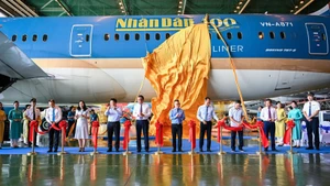 Газета «Нянзан» и авиакомпания Vietnam Airlines представили самолёт с особым логотипом.
