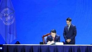 Министр общественной безопасности Вьетнама Лыонг Там Куанг подписывает Ханойскую конвенцию. (Фото: ВИA)