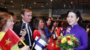Вьетнамская диаспора в Финляндии встречает Генерального секретаря То Лама и его супругу. (Фото: ВИА)