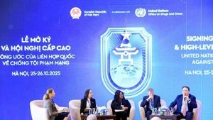 Участники обсуждают вопросы на круглом столе. (Фото: ВИА)