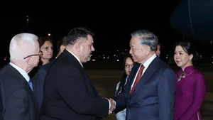 Церемония встречи Генерального секретаря ЦК КПВ То Лама и его супруги в международном аэропорту Софии. (Фото: ВИА)