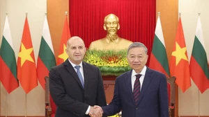 Генеральный секретарь ЦК КПВ То Лам принимает Президента Болгарии Румена Радева, прибывшего с официальным визитом во Вьетнам, 25 ноября 2024 года. (Фото: ВИА)