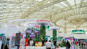 Зона павильонов в пространстве «Национальный бренд Вьетнама» привлекла внимание множества жителей и туристов. (Фото: ВИА)