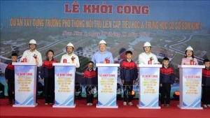 Постоянный заместитель премьер-министра Нгуен Хоа Бинь вместе с делегатами принимает участие в церемонии начала строительства проекта. (Фото: ВИА)