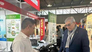 Генеральный секретарь Итальянско-вьетнамской торговой палаты Вальтер Кавренги посещает вьетнамский павильон. (Фото: ВИА)