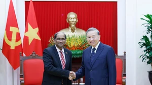 Генеральный секретарь То Лам принял Посла Сингапура Джаю Ратнама, который нанес прощальный визит в связи с завершением своей дипломатической миссии во Вьетнаме. (Фото: ВИА)