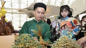 Мастер Чан Дьен Дьен из Хюэ создаёт изысканные изделия декоративно-прикладного искусства (Фото: ВИА)