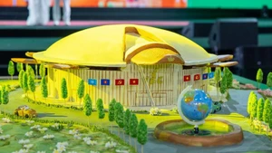 В рамках Первой Осенней ярмарки – 2025, была установлена национальная рекордная отметка: модель Выставочного центра Вьетнама, выполненная из 410 кг клейкого риса с гаком и 100 кг бобов. (Фото: ВИА)