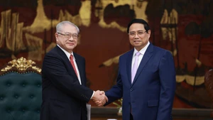 Премьер-министр Фам Минь Тьинь принимает Нисимуру Тэйити, председателя Общества японско-вьетнамской дружбы региона Кансай (Япония). (Фото: ВИА)