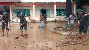 Военнослужащие помогают местным жителям проводить дезинфекцию школ, рынков и общественных мест после наводнения. (Фото: ВИА)