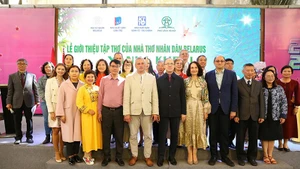 Делегаты фотографируются на память. (Фото: Посольство Беларуси во Вьетнаме)