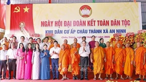 Председатель Национального собрания Чан Тхань Ман с делегатами. (Фото: ВИА)