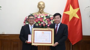 Заместитель министра иностранных дел Нгуен Мань Кыонг вручает Орден Дружбы Послу Индонезии во Вьетнаме. (Фото: baoquocte.vn)