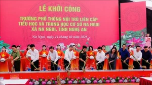 Генеральный секретарь То Лам вместе с делегатами принимает участие в церемонии начала строительства объединённой интернатной общеобразовательной школы Нангой. (Фото: ВИА)