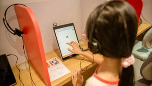 Учащиеся начальной школы изучают английский язык с помощью ИИ. (Фото: Нгуен Кхой)