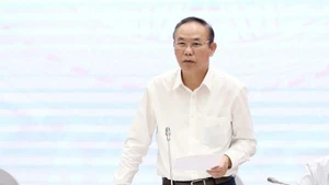 Заместитель министра сельского хозяйства и окружающей среды Фунг Дык Тьен отвечает на вопросы журналистов информационных агентств и средств массовой информации. (Фото: ВИА)