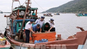 Владельцы рыболовных судов подписывают обязательства по борьбе с ННН-промыслом. (Фото: ВИA)