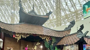 Выставочное пространство Национального театра кукольного искусства Вьетнама привлекает большое количество посетителей, предлагая им живое сочетание искусства, ностальгии и национальной самобытности. (Фото: ВИА)