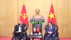 Товарищ Нгуен Суан Тханг принимает Посла Сингапура во Вьетнаме Джаю Ратнама. (Фото: Фам Кыонг)