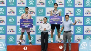 Награждение золотыми и серебряными медалями в мужском одиночном разряде.