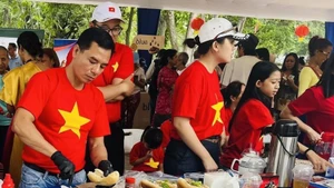 Сотрудники Посольства Вьетнама готовят сэндвичи «баньми» для гостей. (Фото: предоставлено Посольством)