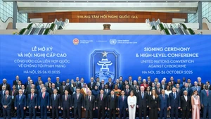 Президент Вьетнама Лыонг Кыонг, Генеральный секретарь ООН, руководители и представители государств на церемонии открытия для подписания Конвенции ООН против киберпреступности. (Фото: Тхюи Нгуен)