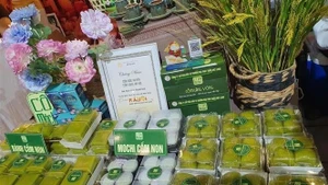 Продукция «ком Мок Хюен» и «ком Вонг Ханоя» представлена на первой Осенней ярмарке – 2025, проходящей в Национальном выставочном центре (Донгань, Ханой) с 25 октября по 4 ноября 2025 года. (Фото: ВИА)