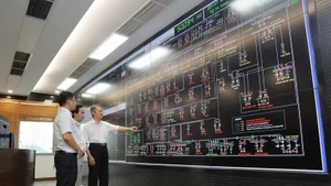 Управление и эксплуатация электрических сетей с использованием информационных технологий в Центре диспетчерского управления энергосистемой города Хошимин. (Фото: ВИА)