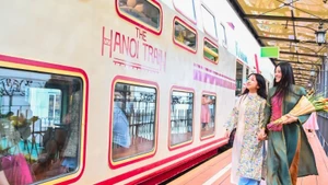 Туристы знакомятся с туристическим продуктом Ханоя — поездом «Пять ворот». (Фото: nhandan.vn)