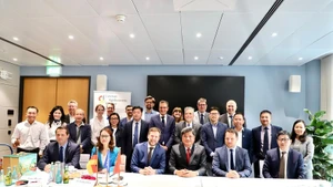 Заместитель министра сельского хозяйства и охраны окружающей среды Вьетнама Чан Тхань Нам фотографируется с представителями немецких ассоциаций и предприятий на беседе по налаживанию торговых связей в сфере сельскохозяйственной, лесной и рыбной продукции между Вьетнамом и Германией, май 2025 года. (Фото: vietnamplus.vn)