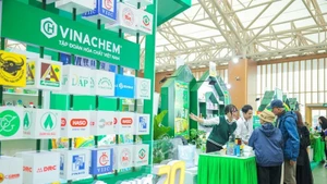 Стенд электронной торговой площадки Vinachem Mart — канал продаж, повышающий эффективность дистрибуции и удобный доступ клиентов внутри страны и за рубежом для продукции вьетнамской химической отрасли. (Фото: ВИА)