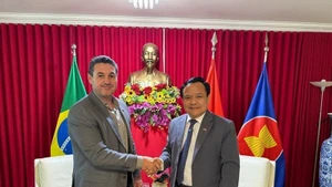 Посол Вьетнама в Бразилии Буй Ван Нги и председатель Aprosoja Маурисиу Буффон. (Фото: ВИА)