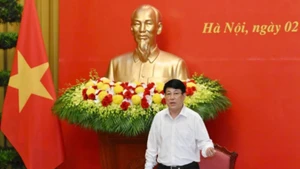 Президент Лыонг Кыонг выступает с заключительным словом на заседании.