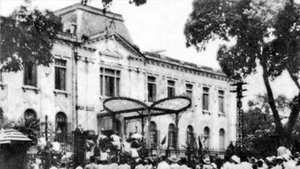 19 августа 1945 года после митинга на площади Оперного театра силы самообороны и население столицы заняли Императорский дворец (Северный дворец) - резиденцию французского марионеточного правительства на Севере. (Фото: ВИА)