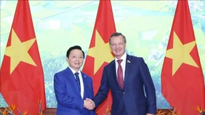 Вице-премьер Чан Хонг Ха и Первый заместитель Председателя Совета Федерации России Андрей Яцкин. (Фото: ВИА)