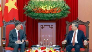 Генсекретарь То Лам принял директора Президентской академии РФ Алексея Комиссарова. (Фото: ВИА)