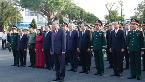 [Фото] Генеральный секретарь ЦК КПВ То Лам возложил цветы в память о павших бойцах 9-го военного округа