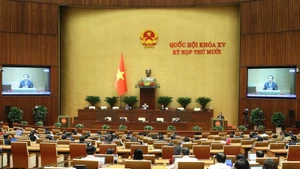 В зале пленарных заседаний проходит заседание 10-й сессии Национального собрания XV созыва. (Фото: ВИА)